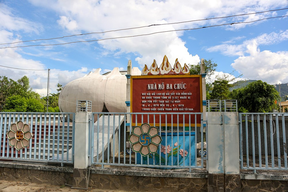 A cuatro décadas del fin de la defensa de la frontera del sudoeste y la lucha contra el régimen genocida de Pol Pot, el dolor de las enormes pérdidas se siguen sentir en la aldea de Ba Chuc, en la provincia sureña de An Giang. Una casa conmemorativa fue construida aquí en 1979, conservando restos de 1.159 lugareños brutalmente asesinadços durante la guerra. La casa es como un símbolo eterno de los crímenes de Pol Pot en el pasado. (Fuente: VietnamPlus)