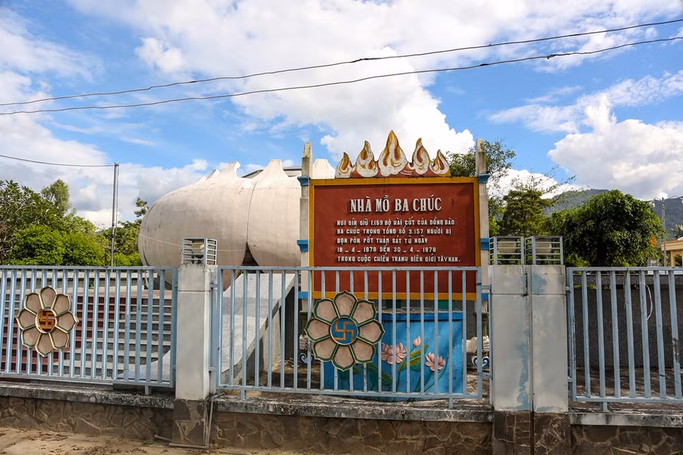 A cuatro décadas del fin de la defensa de la frontera del sudoeste y la lucha contra el régimen genocida de Pol Pot, el dolor de las enormes pérdidas se siguen sentir en la aldea de Ba Chuc, en la provincia sureña de An Giang. Una casa conmemorativa fue construida aquí en 1979, conservando restos de 1.159 lugareños brutalmente asesinadços durante la guerra. La casa es como un símbolo eterno de los crímenes de Pol Pot en el pasado. (Fuente: VietnamPlus)