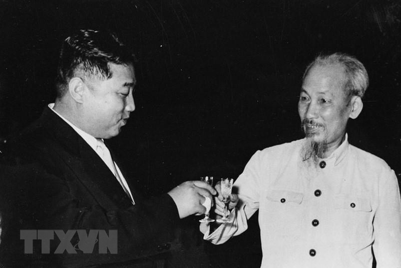 El Presidente Ho Chi Minh y el primer de Corea del Norte, Kim II-sung (Fuente:VNA)