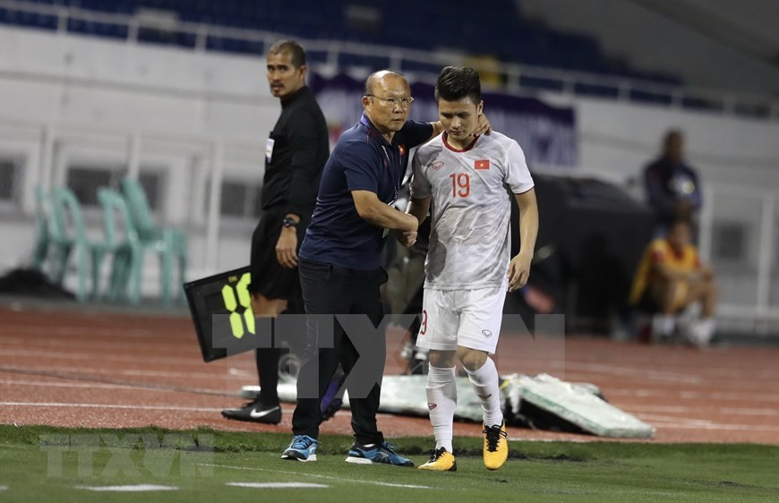 El entrenador surcoreano Park Hang- seo y Quang Hai (Foto: VNA)