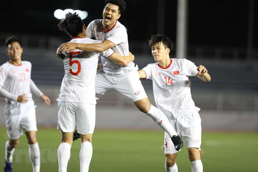 Los jugadores celebran el gol de Ha Duc Chinh (Foto: VNA)