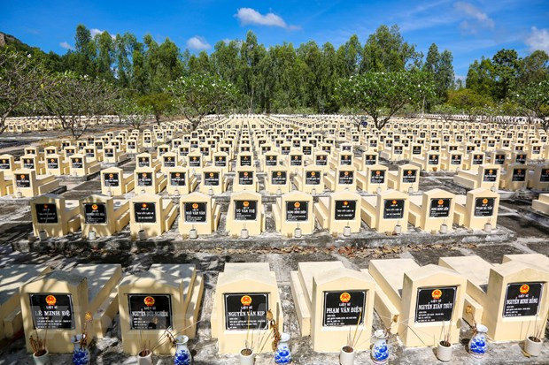 En el cementerio siempre se puede oler el aroma del incienso en el viento. Los familiares de los mártires, peregrinos o ancianos compañeros vienen a colocar inciensos en las tumbas, muchas de las cuales no llevan un nombre. (Fuente: VietnamPlus)
