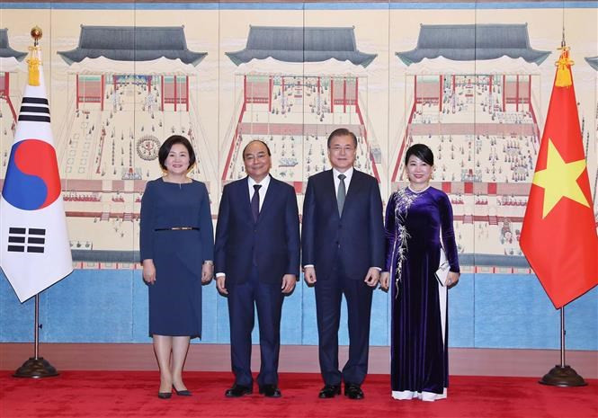 El presidente de Corea del Sur, Moon Jae-in, y su dama, dan la bienvenida al primer ministro, Nguyen Xuan Phuc, y su esposa (Foto: VNA)
