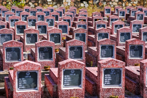 En este cementerio, cientos de sobrevivients han construido tumbas vacías, con la esperanza de que algún día los restos de sus compañeros regresen a la tierra natal. (Fuente: VietnamPlus)