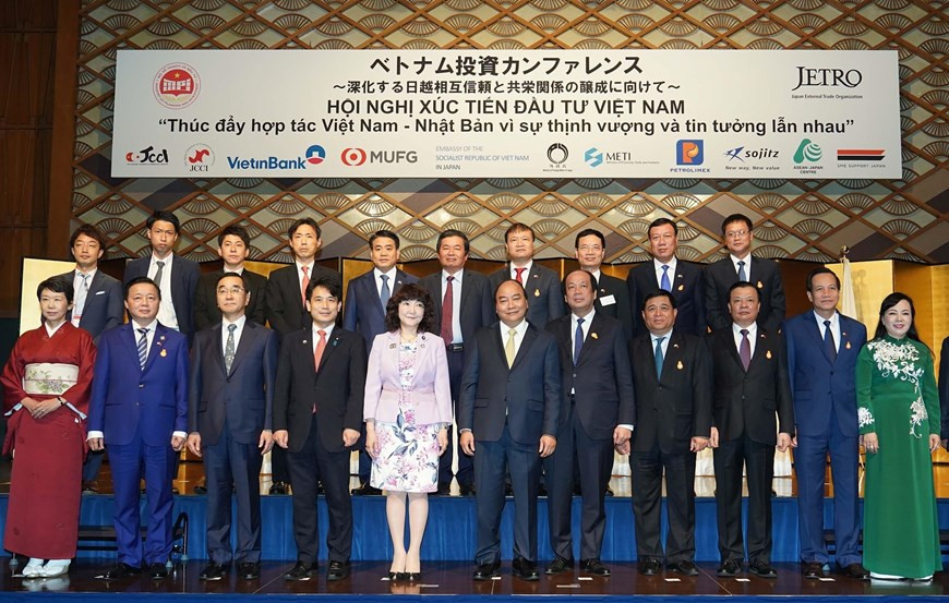 El primer ministro Nguyen Xuan Phuc junto con los delegados participantes de un foro de promoción inversionista Vietnam-Japón (Foto: VNA)