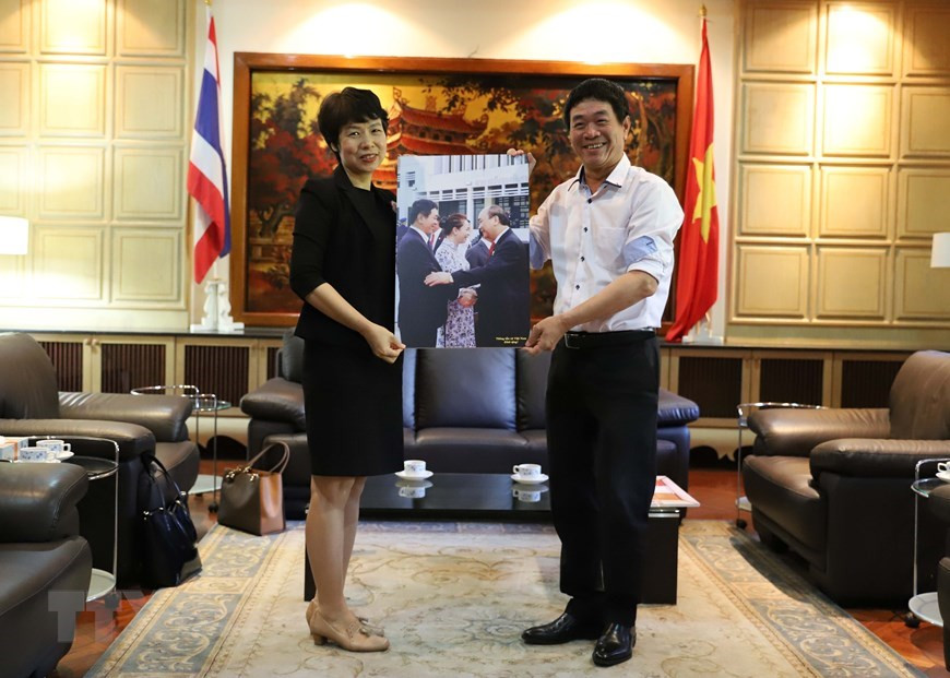 La subdirectora general de la VNA, Vu Viet Trang, entrega un regalo al embajador de Vietnam en Tailandia, Nguyen Hai Bang (Foto: VNA)