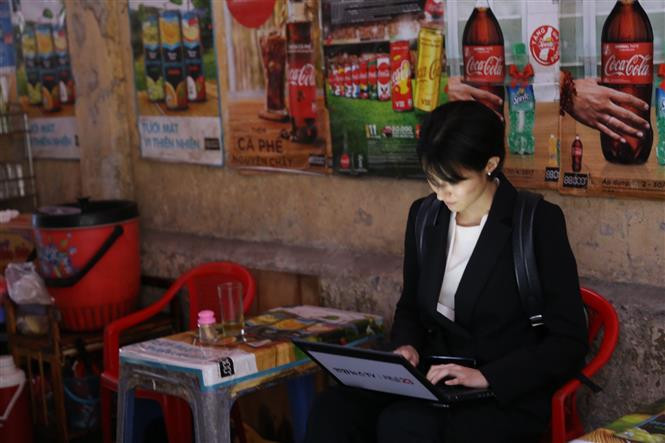 Reporteros esperan al dirigente norcoreano en la calle Ly Thuong Kiet, por fuera del hotel Melia, Hanoi. (Fuente: VNA)