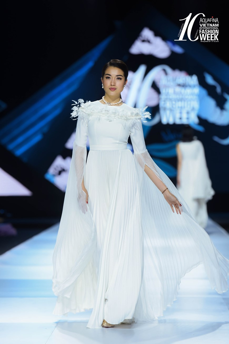 La Miss International Queen (concurso de belleza para mujeres transgénero) Huong Giang concluye el desfile. (Fuente: VietnamPlus)