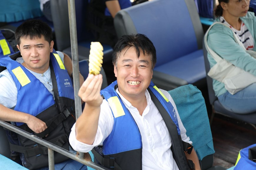 Este turista sudcoreano dijo que le encantan las frutas del sur de Vietnam. (Fuente: Vietnam+)