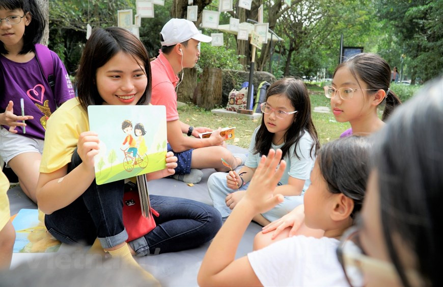 Los niños presentan sus dibujos sobre las acciones de protección medioambiental (Foto: Vietnam+)