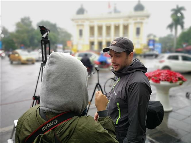 Reporteros esperan al presidente Kim en la Plaza de la Revolución de Agosto. (Fuente: VNA)