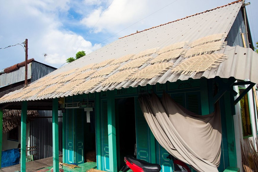 Al navegar por el canal Dia Buon, en Phong Dien, los turistas llegan a una aldea, donde una docena de hogares han practicado durante casi cinco décadas los oficios tradicionales de tejido de cesta y elaboración de Non La (sombre cónico). (Fuente: Vietnam+)