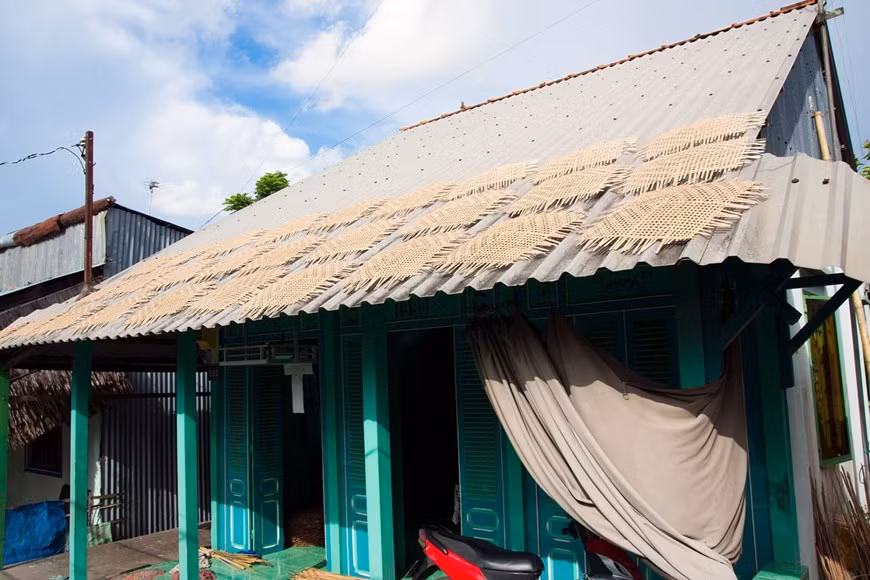 Al navegar por el canal Dia Buon, en Phong Dien, los turistas llegan a una aldea, donde una docena de hogares han practicado durante casi cinco décadas los oficios tradicionales de tejido de cesta y elaboración de Non La (sombre cónico). (Fuente: Vietnam+)