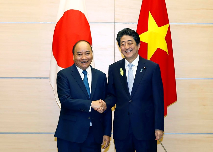 El primer ministro de Vietnam, Nguyen Xuan Phuc, y su homólogo de Japón, Shinzo Abe (Foto: VNA)