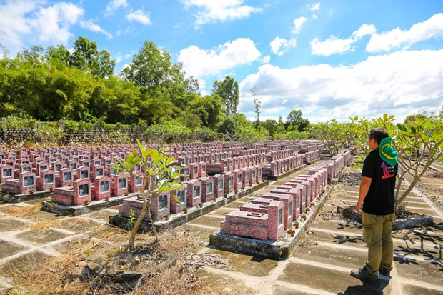 En los últimos días del año, el "cementerio Truong Son" en el suroeste del país está lleno de personas que visitan a los soldados caídos. (Fuente: VietnamPlus) 
