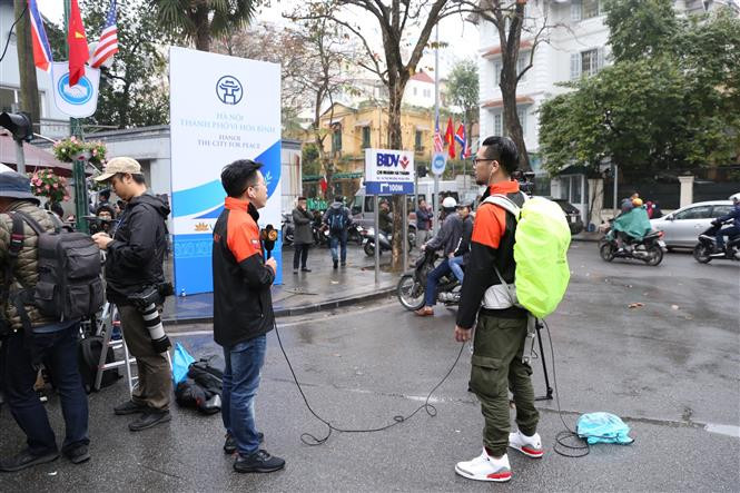 Reporteros esperan al dirigente norcoreano en la calle Ly Thuong Kiet, por fuera del hotel Melia, Hanoi. (Fuente: VNA)