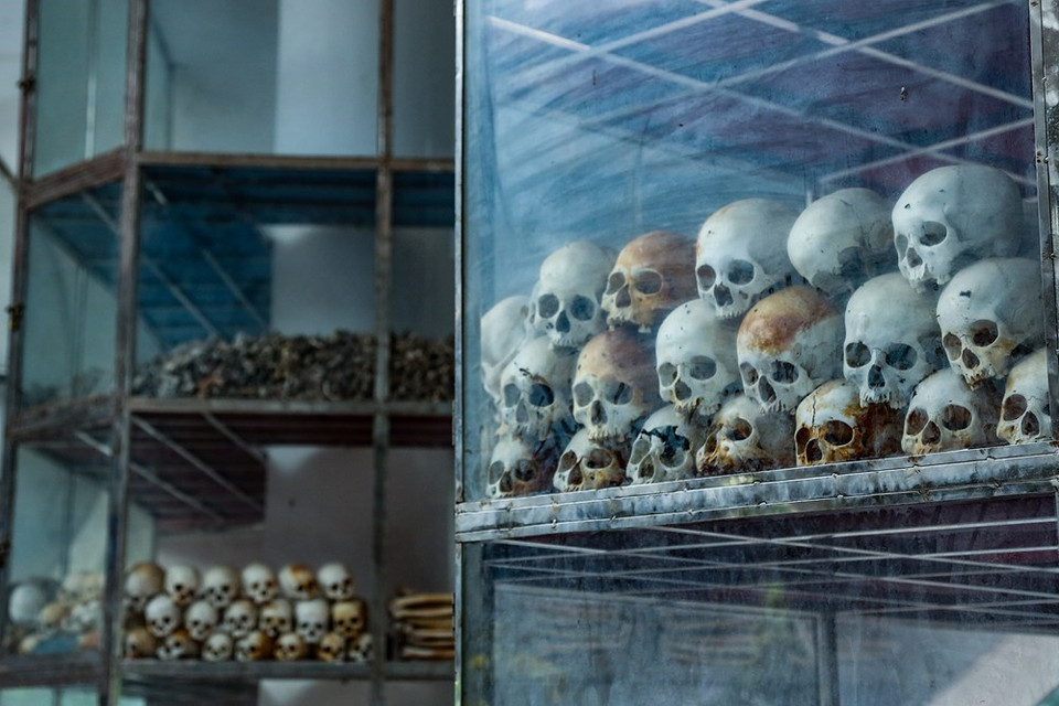 El tranquila área es hexagonal; en cada esquina se encuentra un pilar que sostiene el techo de la casa con la imagen de una empuñadura de espada con sangre. En el centro hay una caja de cristal, que contiene restos de 1.159 personas. (Fuente: VietnamPlus)