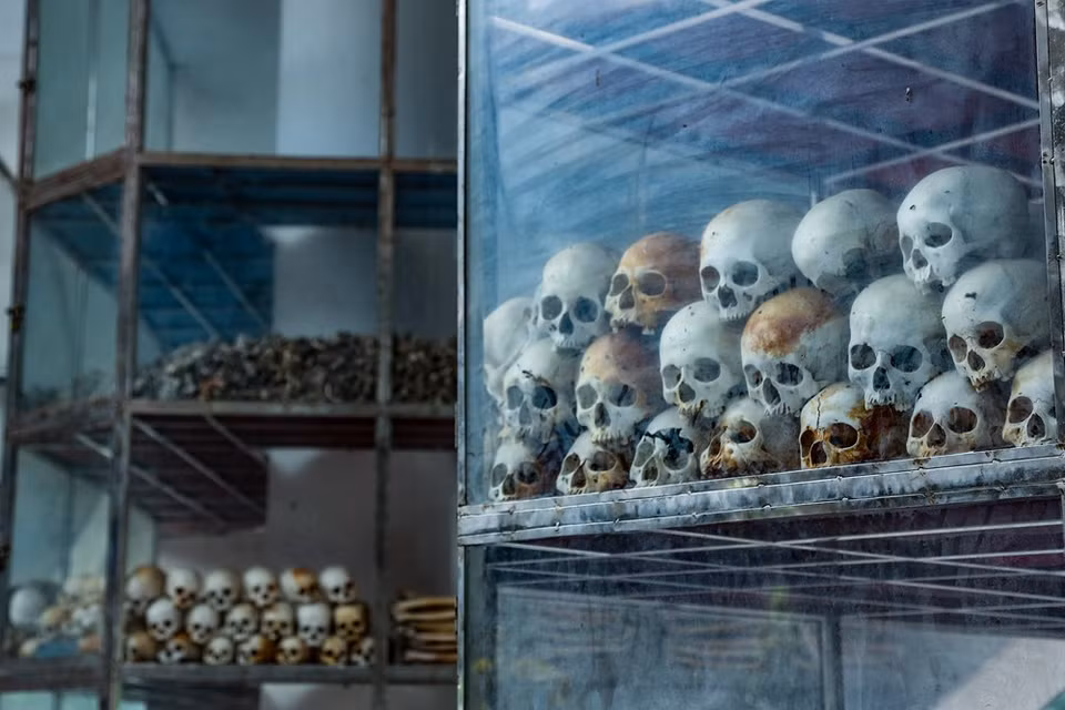 El tranquila área es hexagonal; en cada esquina se encuentra un pilar que sostiene el techo de la casa con la imagen de una empuñadura de espada con sangre. En el centro hay una caja de cristal, que contiene restos de 1.159 personas. (Fuente: VietnamPlus)