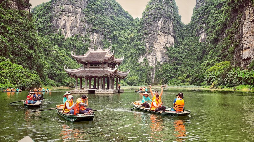 Los visitantes exploran Trang An (Foto: Vietnamplus)