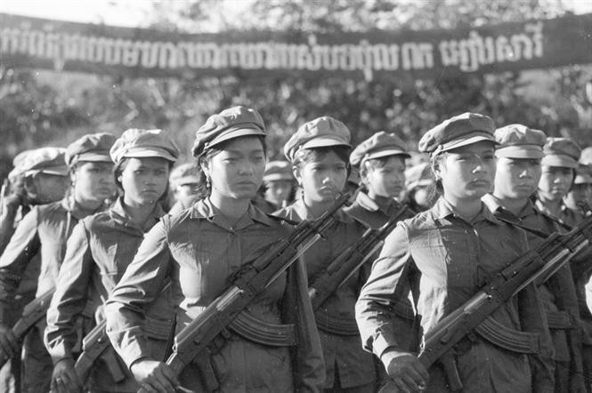Soldadas del ejército revolucionario de Camboya, durante un mitín en saludo del début del Frente Unido de Salvación Nacional, efectuado el 2 de diciembre de 1978.