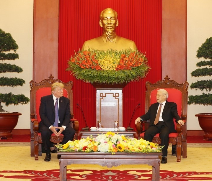El secretario general del PCV, Nguyen Phu Trong, recibe a Donald Trump, quien realiza una visita de Estado a Vietnam y asiste a la Cumbre del Foro de Cooperación Económica Asia-Pacífico (APEC), del 11 al 12 de noviembre de 2017.