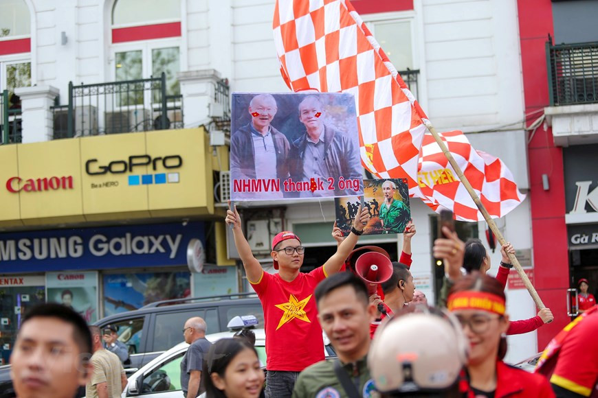 Los aficionados muestran afecto con el entrenador Park Hang-seo (Foto: Minh Son/Vietnamplus)
