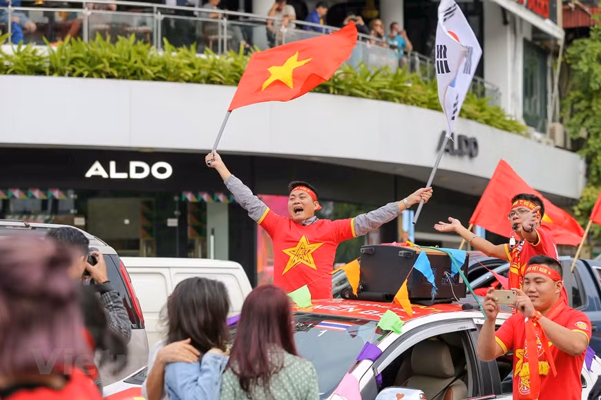 Un rincón de Hanoi cubierto de color rojo (Foto: Minh Son/Vietnamplus)