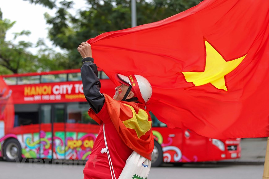 Un hincha con la bandera nacional (Foto: Minh Son/Vietnamplus)