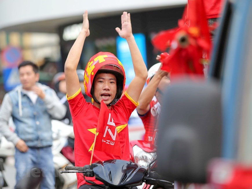 Los aficionados desfilan en las calles de Hanoi para animar a los jugadores (Foto: Minh Son/Vietnamplus)