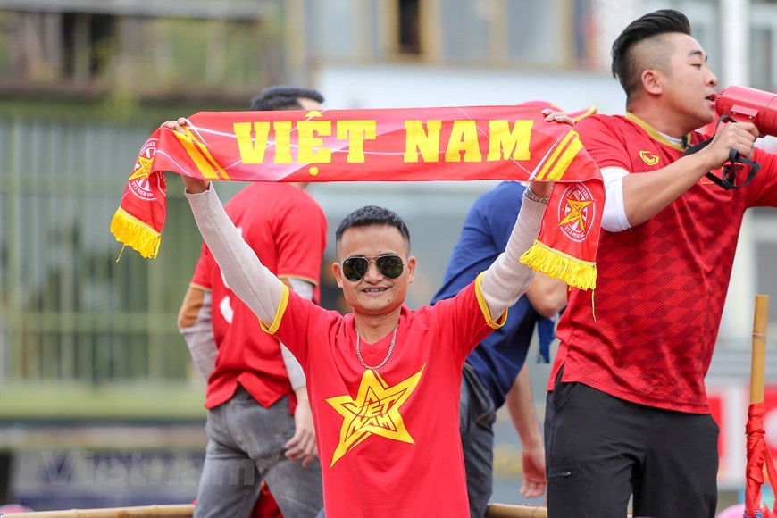 Los aficionados desfilan en las calles de Hanoi para animar a los jugadores (Foto: Minh Son/Vietnamplus)