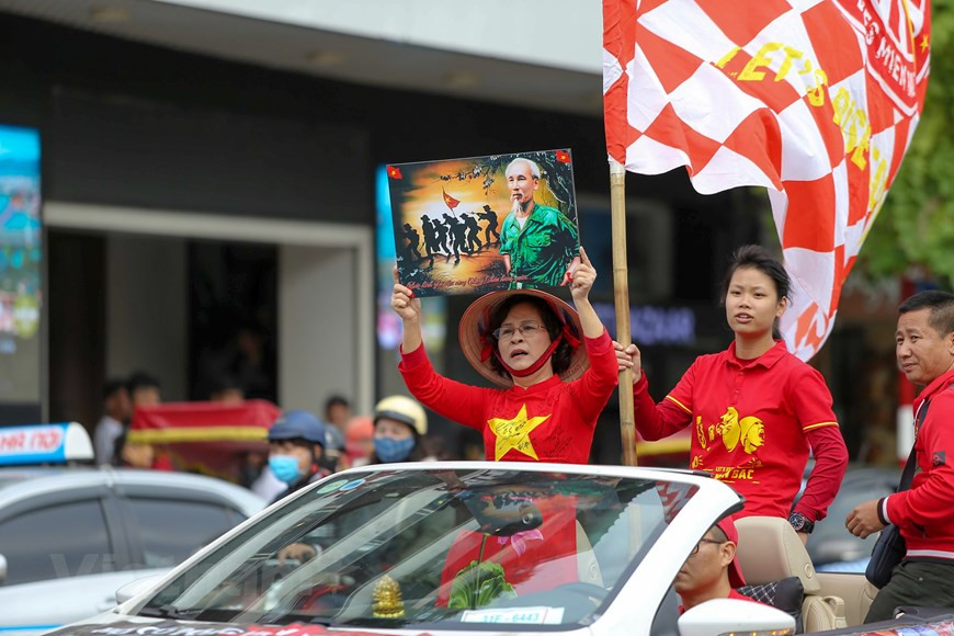 Los aficionados desfilan en las calles de Hanoi para animar a los jugadores (Foto: Minh Son/Vietnamplus)