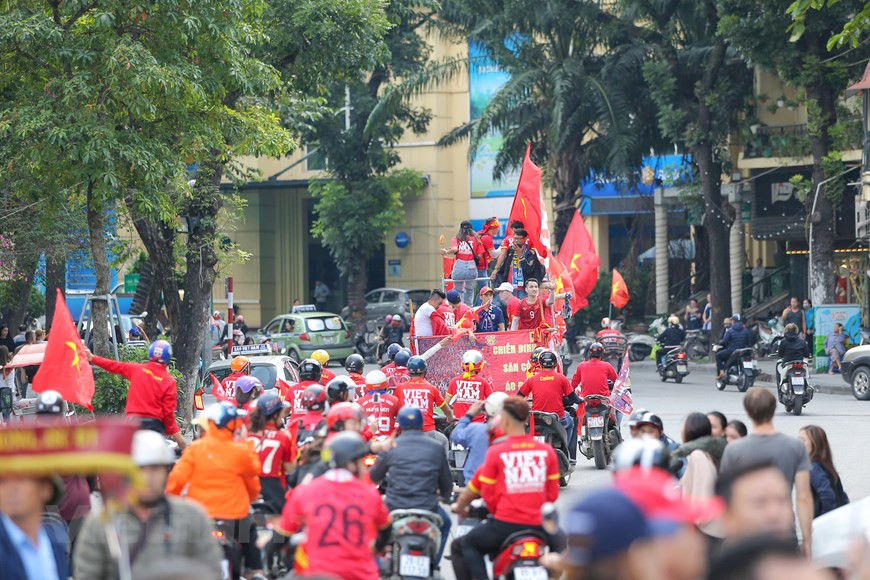 Los aficionados muestran afecto con el entrenador Park Hang-seo (Foto: Minh Son/Vietnamplus)