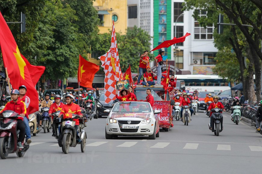 Los aficionados desfilan en las calles de Hanoi para animar a los jugadores (Foto: Minh Son/Vietnamplus)