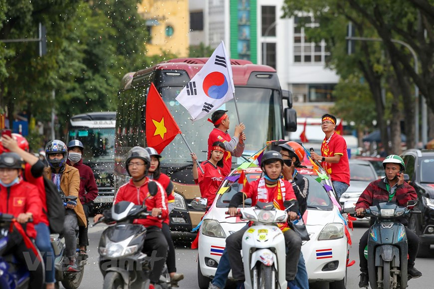 Los aficionados desfilan en las calles de Hanoi para animar a los jugadores (Foto: Minh Son/Vietnamplus)