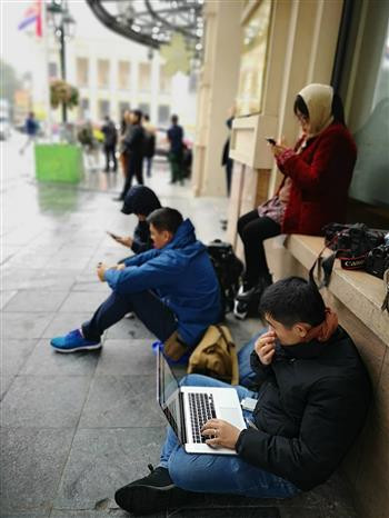 Reporteros esperan al presidente Kim en la Plaza de la Revolución de Agosto. (Fuente: VNA)