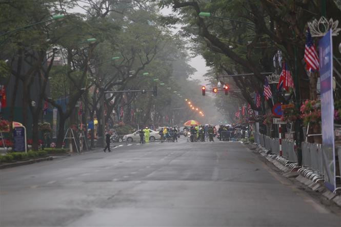 Reporteros esperan al dirigente norcoreano en la calle Ly Thuong Kiet, por fuera del hotel Melia, Hanoi. (Fuente: VNA)