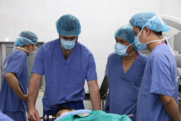 En el contexto del evento, especialistas de primera categoría de la rama presentan nuevas técnicas cirúgicas. (Foto: Vietnam+)