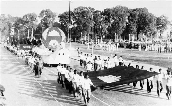 Unidades de masas de Camboya desfilan en el mitín conmemorativo celebrado en 1980 en Phnom Penh, año después de la victoria contra Pol Pot. 