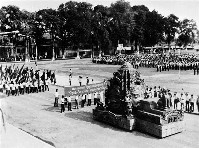 Unidades de masas de Camboya desfilan en el mitín conmemorativo celebrado en 1980 en Phnom Penh, año después de la victoria contra Pol Pot. 