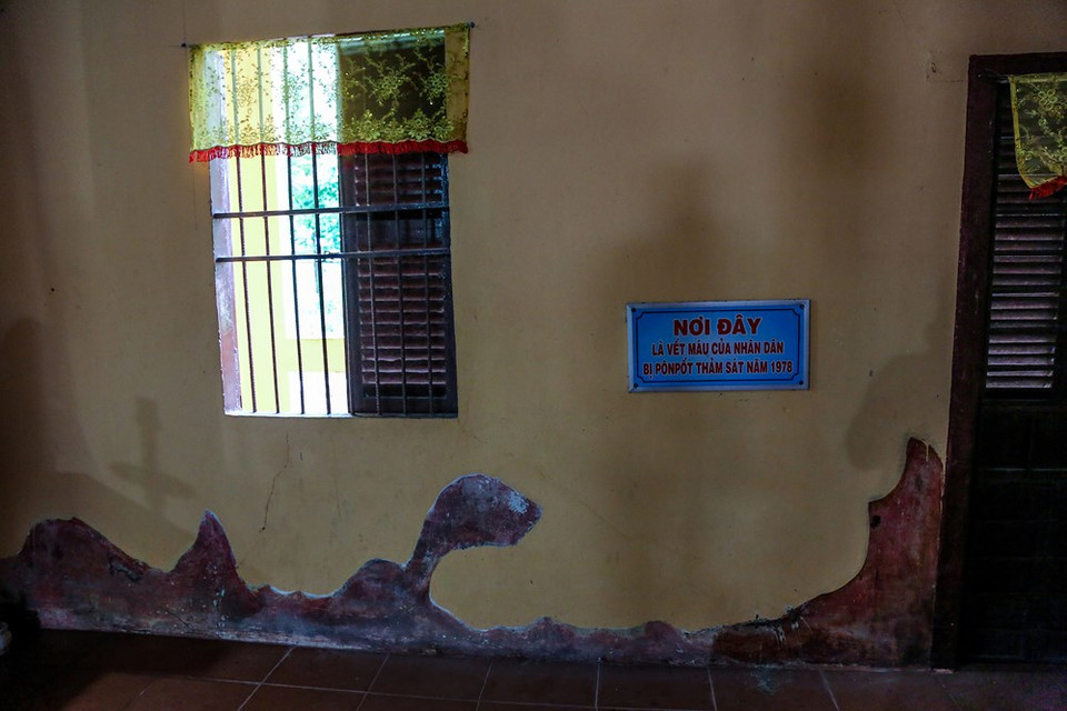 La pared de 10 m de largo con las manchas de sangre de la gente de Ba Chuc en la horrible masacre que cobró la vida de más de 200 personas. Han pasado más de 40 años, pero la sangre aún no puede desaparecer. (Fuente: VietnamPlus)