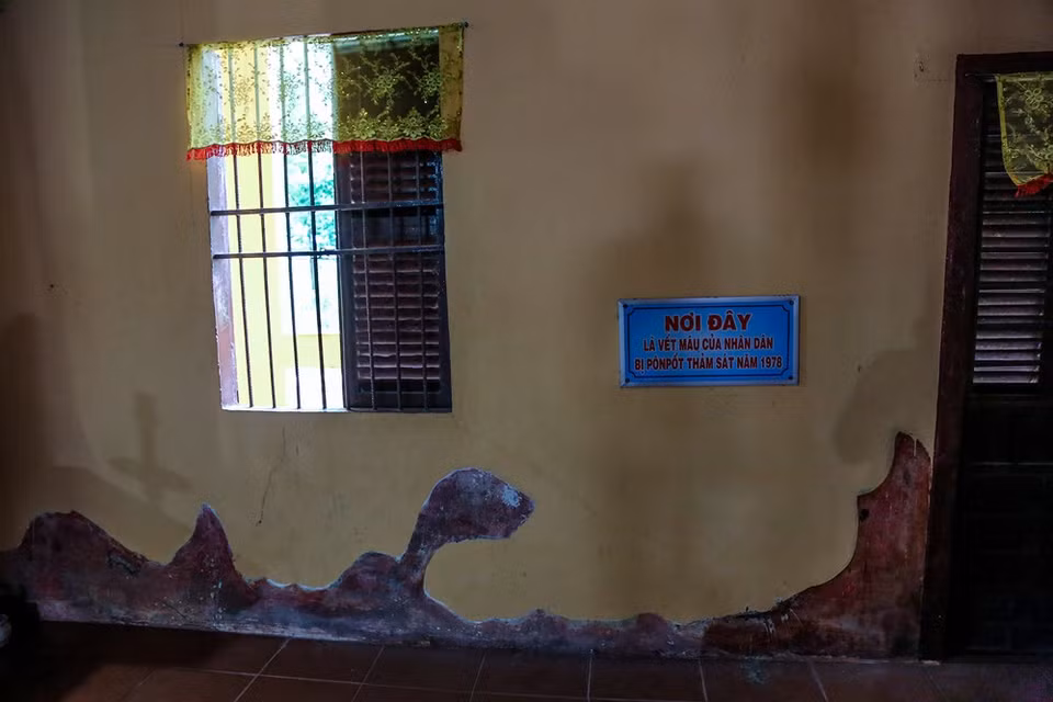 La pared de 10 m de largo con las manchas de sangre de la gente de Ba Chuc en la horrible masacre que cobró la vida de más de 200 personas. Han pasado más de 40 años, pero la sangre aún no puede desaparecer. (Fuente: VietnamPlus)