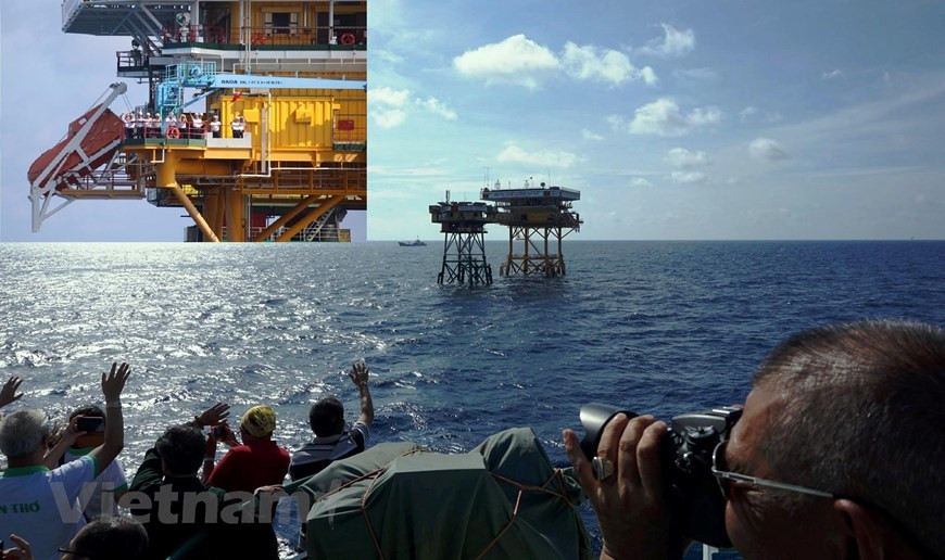 El barco KN491, con reporteros de VietnamPlus, navegan alrededor de la plataforma DK-1, antes de partir hacia la tierra firme. Allá en Truong Sa, los soldados dicen adiós a los visitantes, y la bandera nacional sigue oleando, ratificando la soberanía de Vietnam sobre sus mares e islas. (Fuente: VietnamPlus)