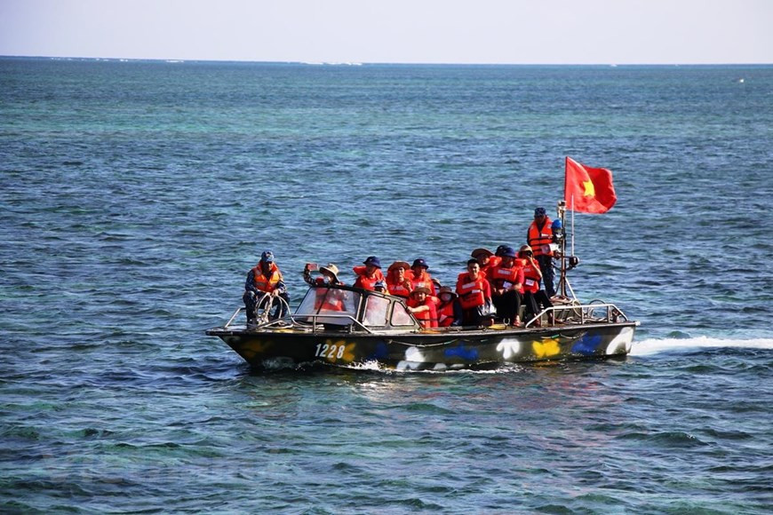 Para los vietnamitas, el viaje a Truong Sa es un itinerario sagrado, por el cual sus ancestros amplió el territorio nacional, y generaciones de soldados protegen la soberanía de la Patria sobre sus mares e islas. (Fuente: VietnamPlus)