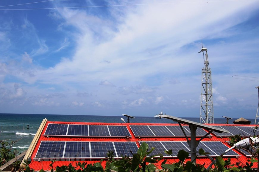 Con el apoyo desde la tierra firme, ahora los soldados y residentes en Truong Sa disfrutan de la electricidad generada por las fuentes solar y eólica. (Fuente: VietnamPlus)