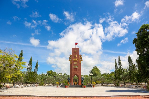 El cementerio de mártires Doc Ba Dac se ubica en la comuna de Thoi Son en el distrito de Tinh Bien. Durante la defensa de la frontera suroeste en 1979, el cementerio Doc Ba Dac fue construido y gestionado por la División 330 del ejército vietnamita. Después de diversas veces de remodelación, ahora está gestionado por el Servicio de Trabajo - Inválidos y Asuntos Sociales del distrito de Tinh Bien. (Fuente: VietnamPlus)