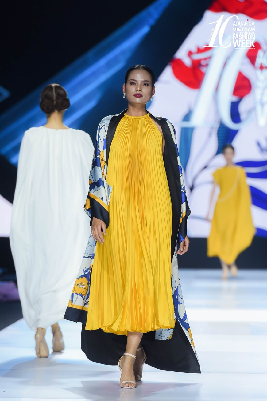 Seda, gasa, tweed y satén son los materiales que el diseñador Adrian Anh Tuan eligió para esta colección. (Fuente: VietnamPlus)