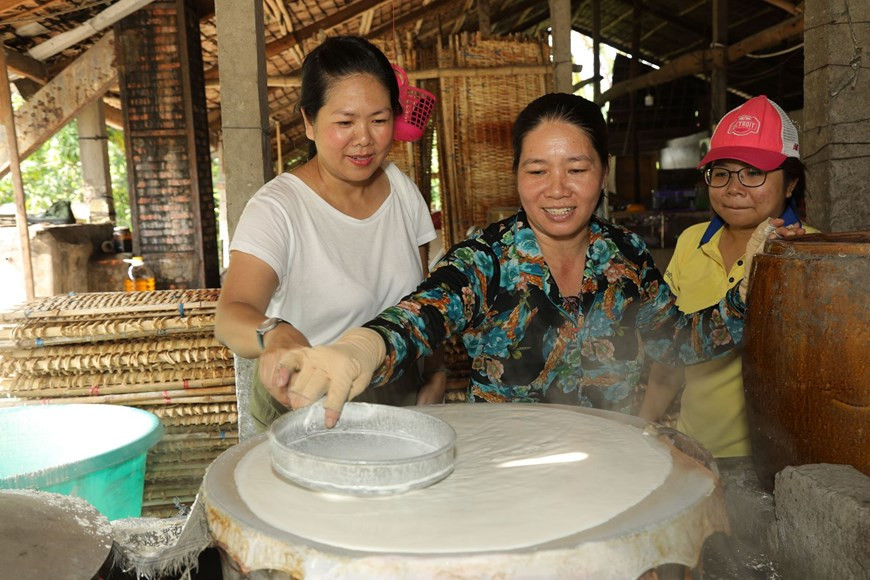 Para elaborar este tipo de fideo, se mezcla la harina de arroz y tapioca con agua y se mantiene intacta esa combinación por una noche. Al llegar a Ba Lang, los turistas pueden aprender a prepara el Hu Tieu. (Fuente:Vietnam+)