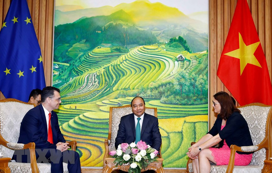 El primer ministro de Vietnam, Nguyen Xuan Phuc, dialoga con la comisionada de comercio de la Unión Europea, Cecilia Malmstrom, y el ministro de Asuntos de Negocio, Comercio y Empresas de Rumania, Stefan-Radu Oprea (Foto: VNA)