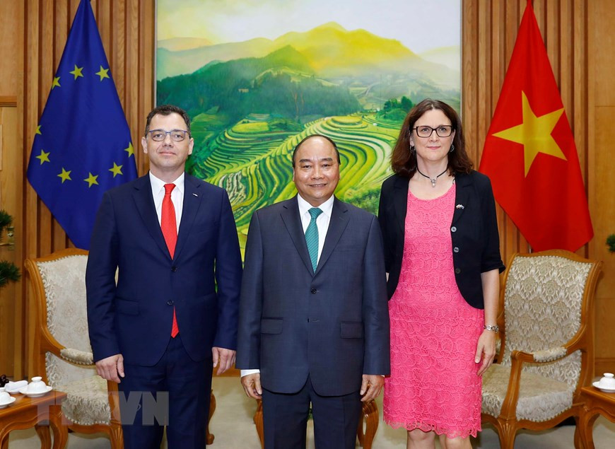 El primer ministro de Vietnam, Nguyen Xuan Phuc; la comisionada de comercio de la Unión Europea, Cecilia Malmstrom; y el ministro de Asuntos de Negocio, Comercio y Empresas de Rumania, Stefan-Radu Oprea (Foto: VNA)
