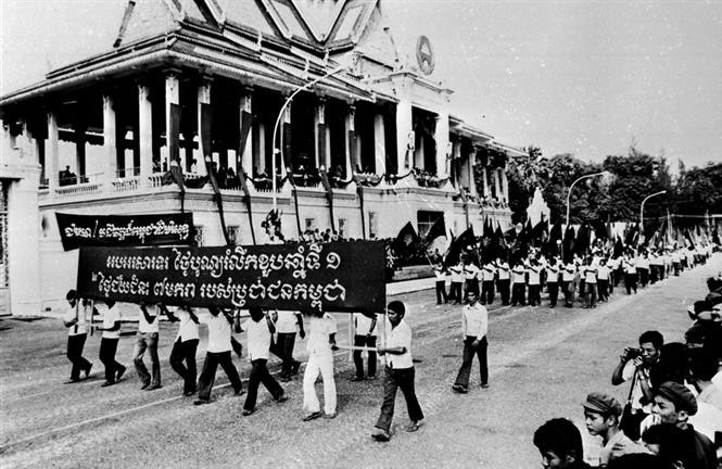 Unidades de masas de Camboya desfilan en el mitín conmemorativo celebrado en 1980 en Phnom Penh, año después de la victoria contra Pol Pot. 